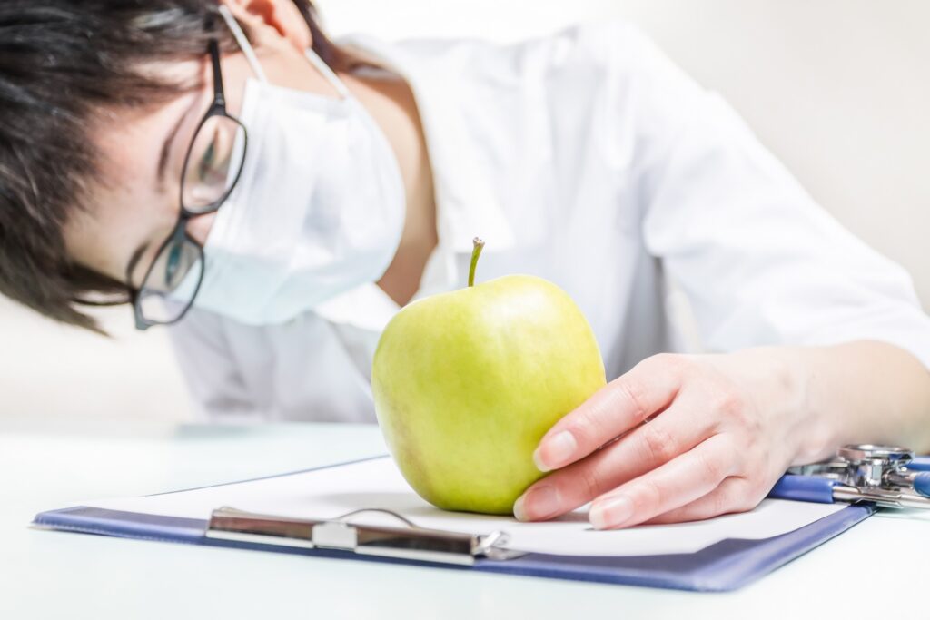 etudiant et pomme verte