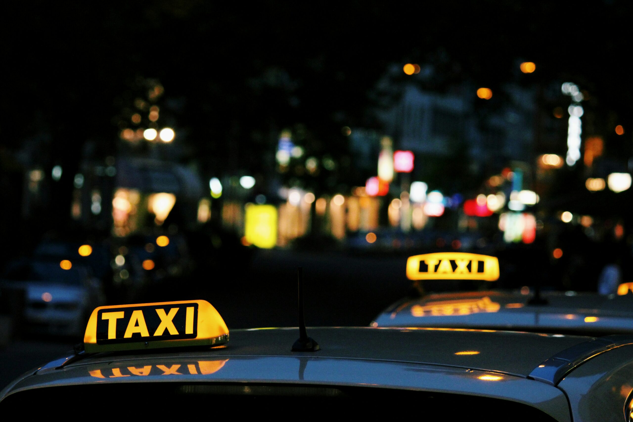 découvrez l'univers sombre et captivant d'un chauffeur de taxi new-yorkais pris au piège de la criminalité et de la folie dans taxi driver, un classique du cinéma de martin scorsese.