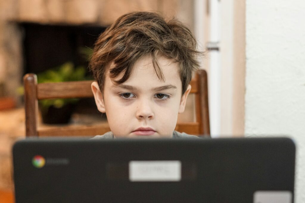 découvrez les avantages du distance learning pour améliorer vos compétences professionnelles depuis n'importe où, à tout moment.