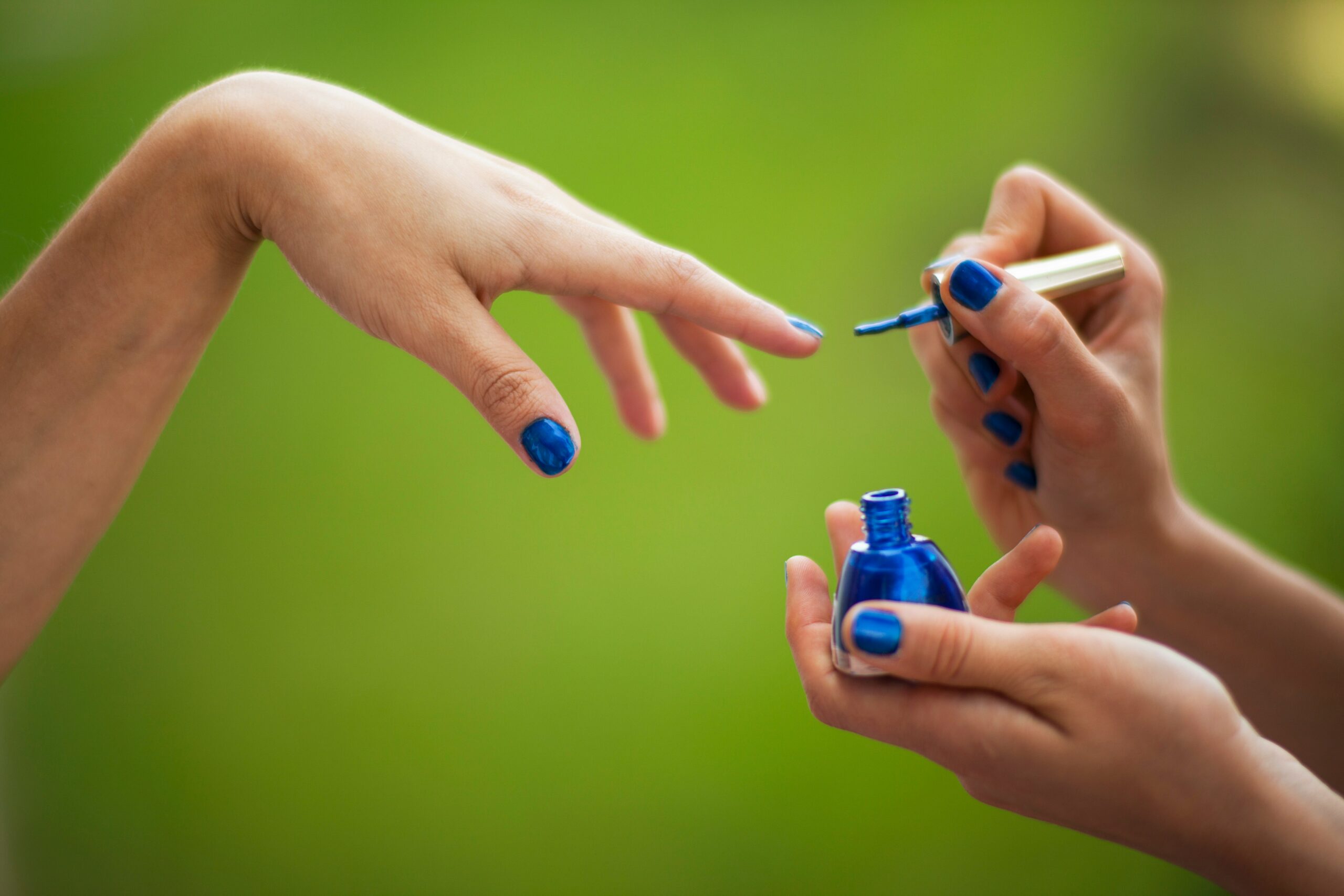 découvrez les compétences et services d'un(e) technicien(ne) en ongles pour des soins et des conceptions de qualité professionnelle.
